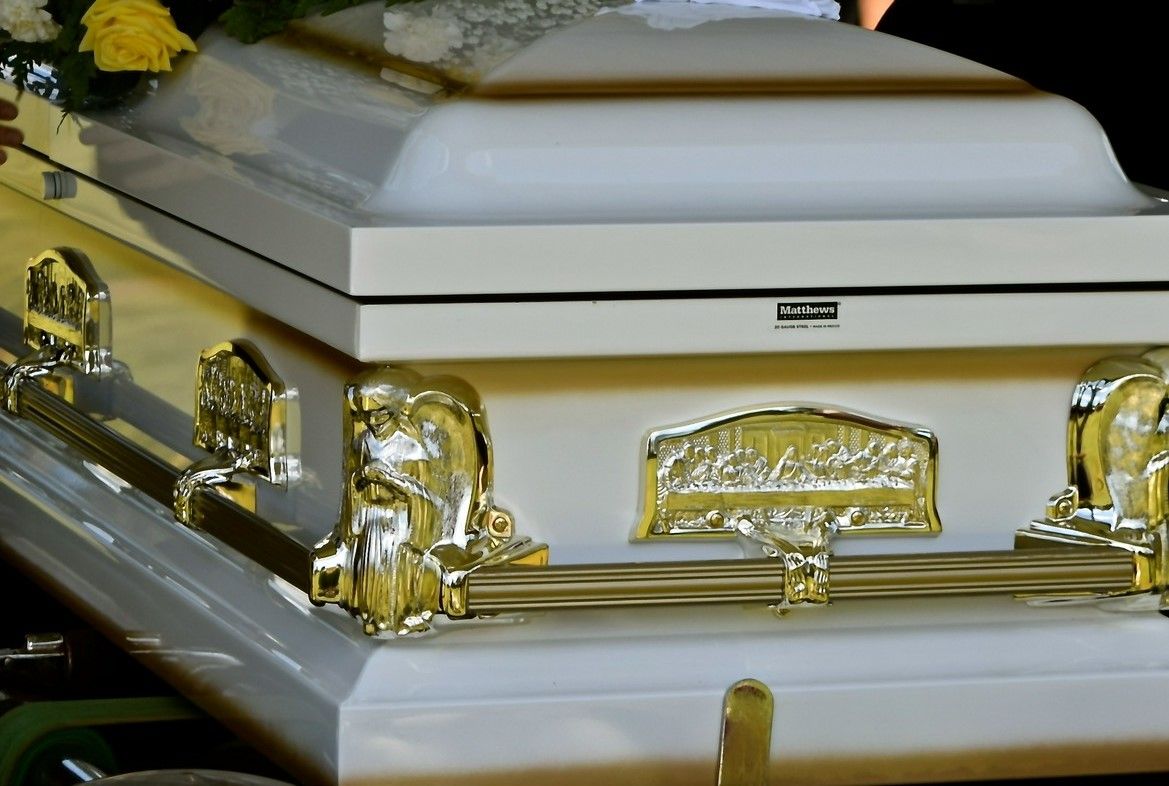 bogato zdobiona trumna